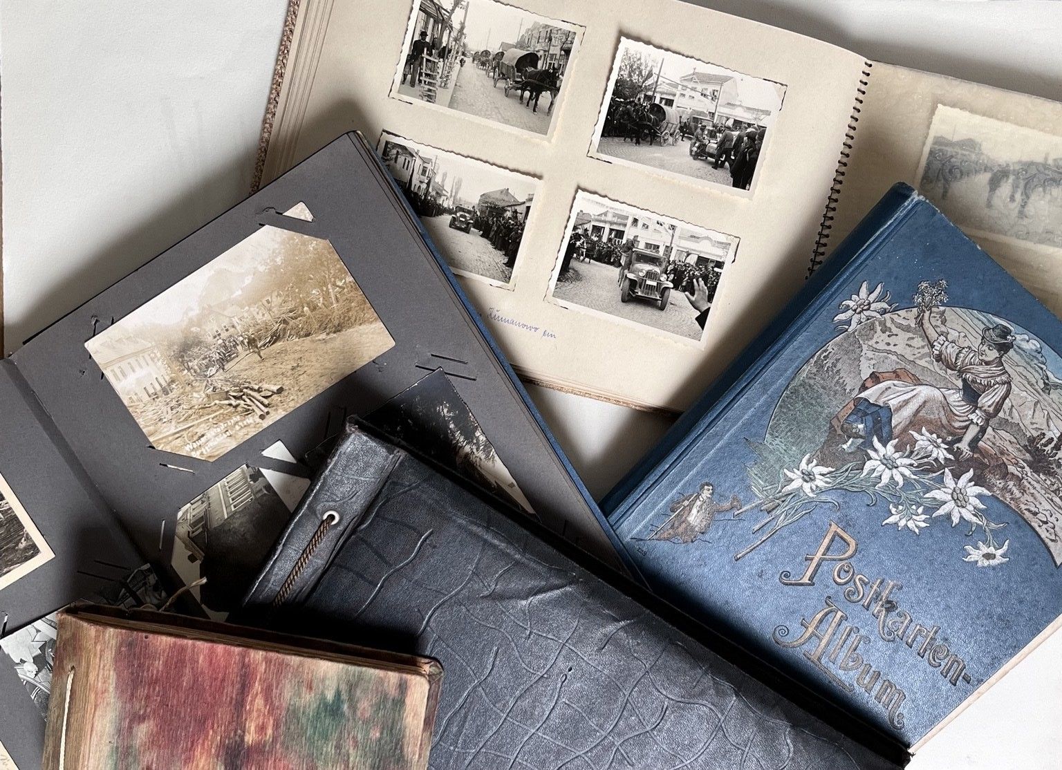 Historische Fotoalben und Postkartenalben